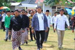 Gunakan blankon dan lurik, Bupati Labura hadiri Suroan Desa Sonomartani