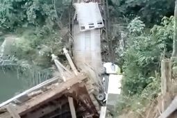 Jembatan Sei Kumap ambruk satu korban meninggal dunia