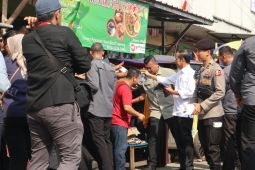 Presiden Jokowi cek harga bahan pokok di Pasar Parungkuda, Sukabumi