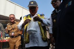 Menteri Basuki sempatkan jajan 'tutut' seusai peresmian Tol Bocimi