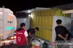PMI Sukabumi mendistribusikan  ribuan liter air bersih di daerah kekeringan