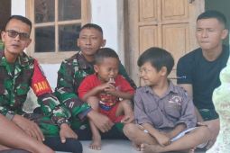 Anggota TNI tinggal bersama warga selama TMMD