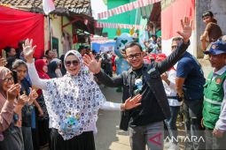 Bima memeragakan pakaian produk lokal gunakan maskot Rubo
