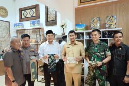Foto - Ketua DPRD Banjarbaru promosikan produk UMKM di gedung dewan