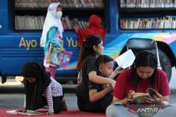 Baca buku di Hari Bebas Kendaraan Bermotor
