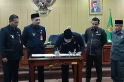 Foto - Pimpinan DPRD dan Wali Kota tandatangani KUA-PPAS perubahan 2023