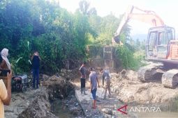 Siphon irigasi Batang Gadis yang rusak mulai diperbaiki