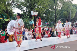 Menlu Retno jadi model acara Istana Berkebaya