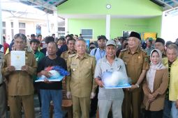 Sutarmidji berikan bantuan alat tangkap untuk nelayan Bengkayang
