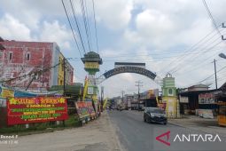 Jelang pelantikan Golkar Labura,  papan ucapan selamat membentang di dua kabupaten