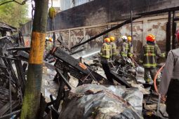 11 kios di dalam Terminal Leuwipanjang Bandung terbakar