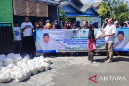 PWI Kalsel bagikan ratusan paket sembako untuk warga kurang mampu