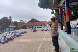 Polisi arahkan pelajar SMAN 7 Rejang Lebong untuk menghormati guru