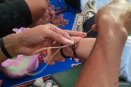 Perajin gelang simpai Dayak Meratus dulang rezki di Tapin Art Festival