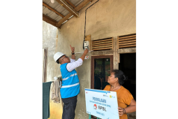 PLN UP3 Sanggau nyalakan listrik rumah warga kurang mampu