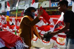 Pedagang musiman bendera di Madiun