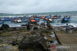 Warga pesisir selatan Cianjur diminta waspada gelombang tinggi