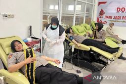 Polwan Aceh Barat kumpulkan puluhan kantong darah untuk pasien RSUD