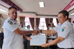 Gubernur Waterpauw serahkan SK Plt Sekretaris DPR Papua Barat