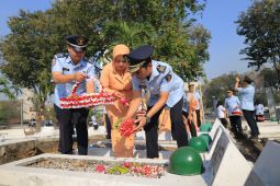 Kemenkumham Jatim ziarah makam pahlawan