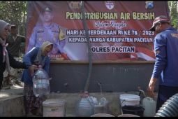 Polres Pacitan salurkan air bersih ke desa terdampak kekeringan