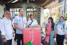 Wali Kota Aditya serahkan bantuan kepada korban kebakaran