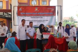 Pemkab Mojokerto serahkan bantuan Atensi klaster lansia