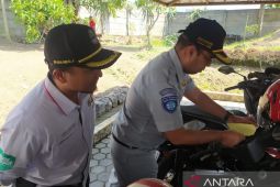 Samsat Cianjur tempel stiker di kendaraan yang tidak bayar atau nunggak pajak