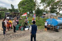 Polres Lampung Barat salurkan 12 ribu liter air bersih buat warga