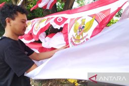 Warga Aceh alih profesi jual bendera di momen 17-an