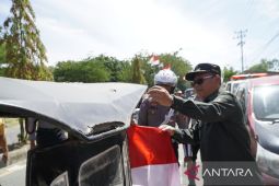 Bupati Gorontalo Utara bagikan bendera ke pengemudi bentor
