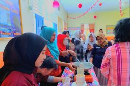 Mahasiswa UNG edukasi tentang bahan tambahan makanan berbahaya
