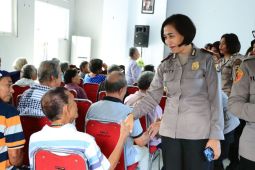 Polwan Polda Maluku  bagi sembako di Panti Jompo Ambon