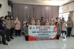 Polwan Polresta Bogor  bakti sosial dan semangati lansia di panti jompo