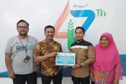 Tingkatkan Kualitas SDM di Lingkar Tambang, PT Timah Tbk Serahkan Bantuan Biaya Kuliah untuk Warga Belitung Timur