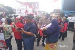 Kapolres Toba bagikan 10 juta Bendera Merah Putih kepada warga
