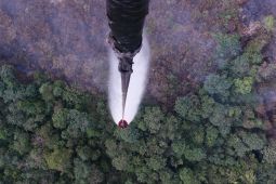 PT WKS kerahkan dua helikopter water bombing padamkan karhutla di Jambi