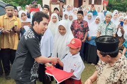 Pemkab Bangkep bagikan sebanyak 10 juta bendera pada pelajar dan warga