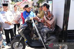 Pj Bupati Aceh Tengah serahkan bantuan sepeda motor roda tiga dan kursi roda