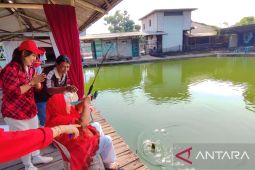 Menarik, puluhan perempuan ikuti lomba mancing ikan