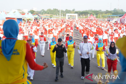 Ratusan warga Bekasi senam jantung sehat sambut Hari Jadi ke-73