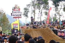 Pahraz dan Rizka tercepat di Banyuwangi Ijen Geopark downhill 2023