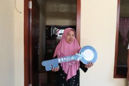 Pemkot Surabaya-IKA ITS Jatim bantu perbaikan rutilahu warga miskin