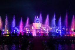 Pelaku UMKM Purwakarta raup keuntungan selama pertunjukan air mancur