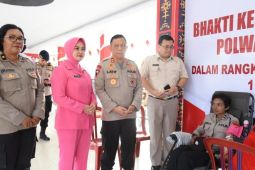 Polwan Polda Maluku donor 40 kantong darah