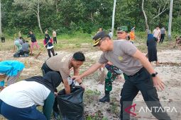 Polisi Bangka Barat ajak warga bersih pantai sambut Ulang Tahun RI