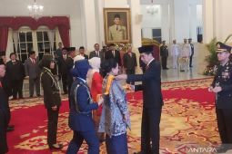Presiden  anugerahkan tanda kehormatan ke Iriana Jokowi dan tokoh lain