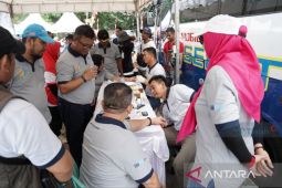 Mobil Sehat PT Timah diserbu warga Bangka Selatan di Pekan Sehat PT Timah, ratusan orang ikut berobat gratis