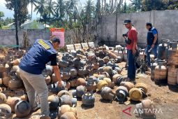 Polres Lombok Timur memeriksa bidan poskesdes terkait pengoplosan elpiji