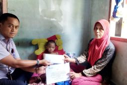 Ringankan biaya pengobatan warga, PT Timah srahkan bantuan untuk Anggun Saputri